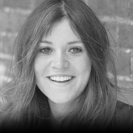 When a Single Voice Ignites Thousands of Lights: The Story of Melanie Safka