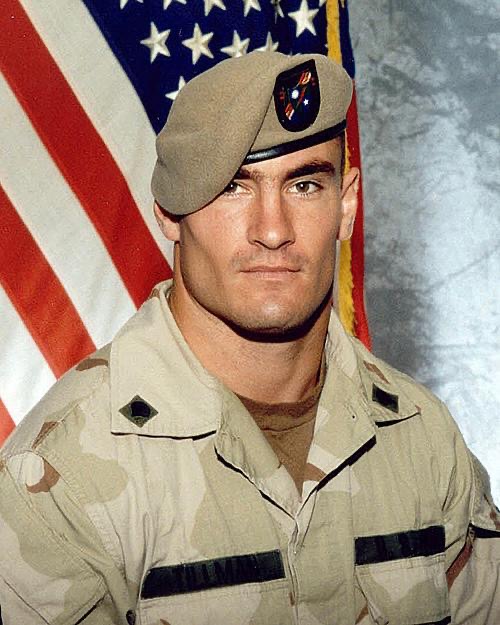 Remembering a Fallen Hero: From NFL Stardom to the Battlefield Sacrifice That Shocked the World