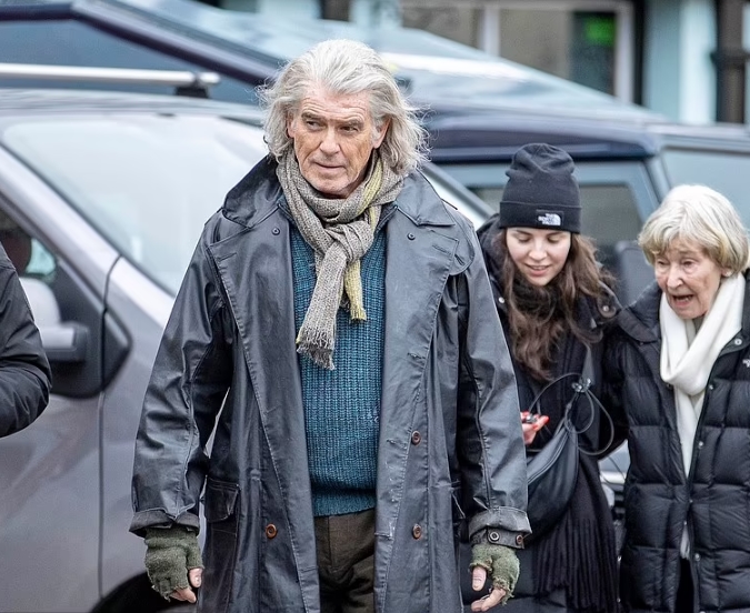 Unrecognizable at First Glance!: Legendary Leading Man Spotted in Rare Paparazzi Moment!