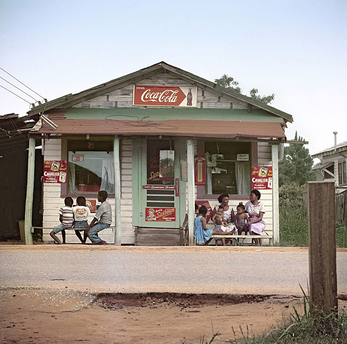 21 rarely seen photos of America in the 1950’s show how different life was before: