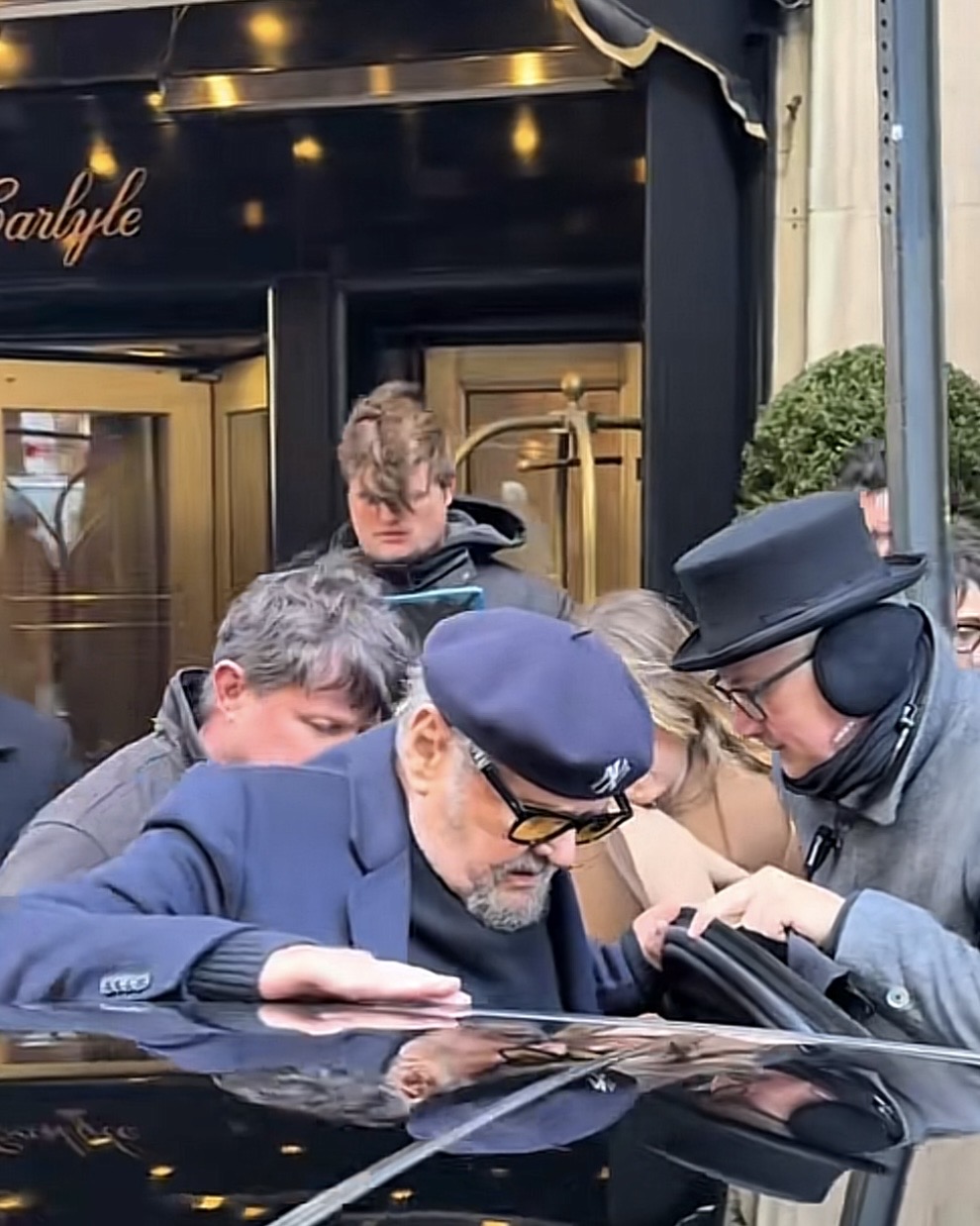 A LATEST PAPARAZZI PHOTO IS SHOCKING EVERYONE
