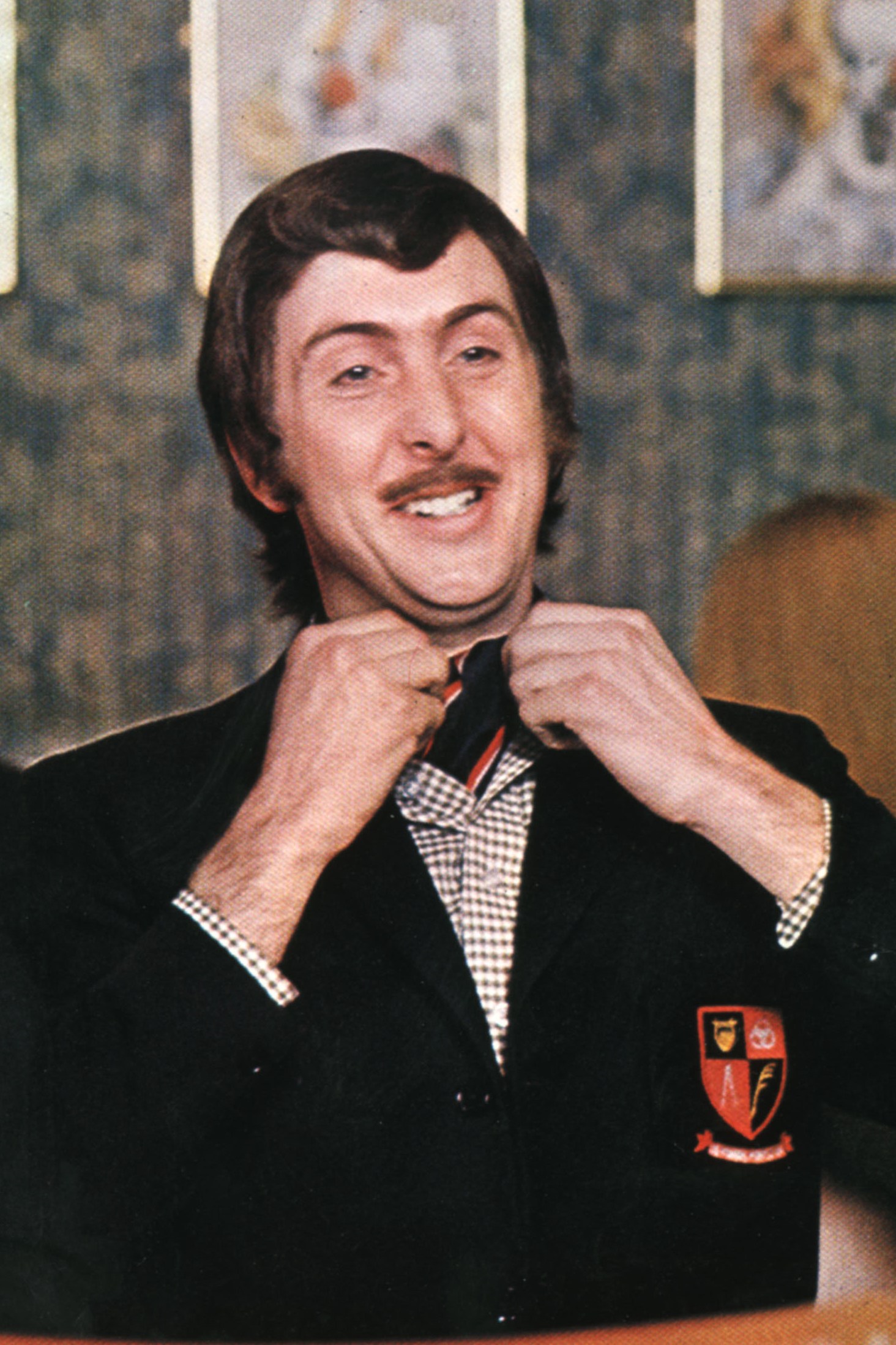 The Comedy Legend Who Made Millions Over 60 Laugh – Can You Guess Who?