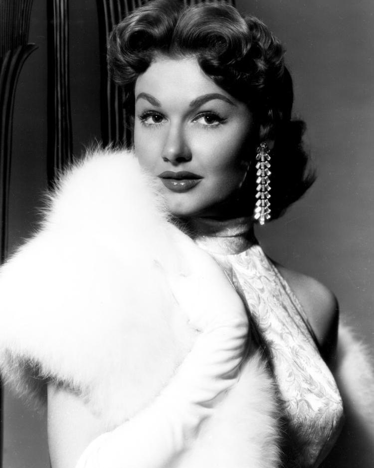 Hollywood Mourns the Woman Who Faced the Martians