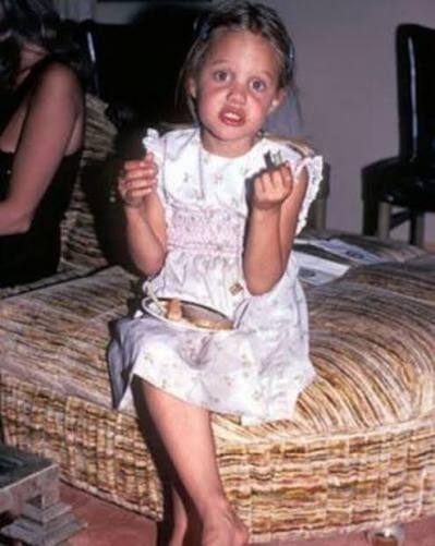 โFrom Lonely Child to Hollywood Icon: The Hidden Struggles Behind Her Childhood