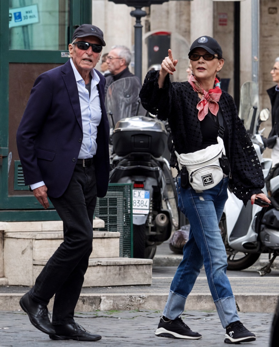 Hidden Detail Spotted in Rare Paparazzi Moment Leaves Fans Talking About Their Timeless Bond