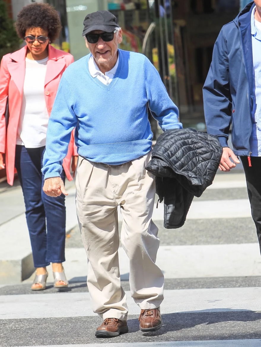 HE LOOKS SO DIFFERENT IN 2026!  Hollywood’s King of Comedy Leaves Fans Speechless After Being Spotted Crossing The Street!