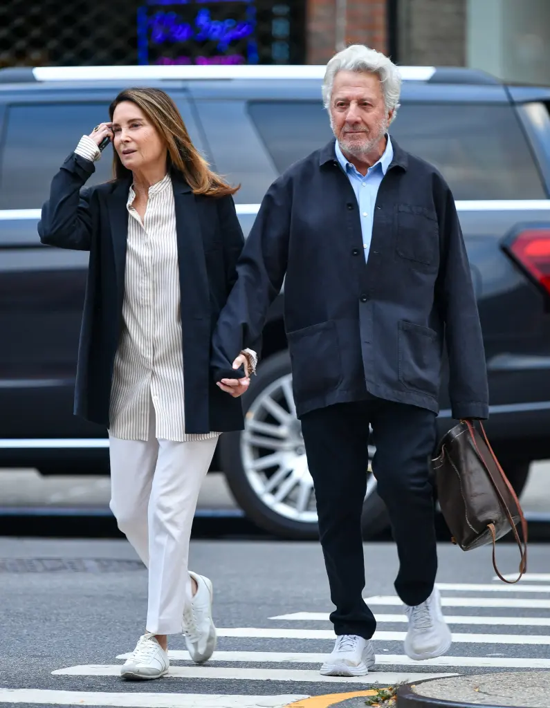 Rare Candid Street Moment Leaves Fans Shocked — A Hollywood Icon Steps Out Quietly