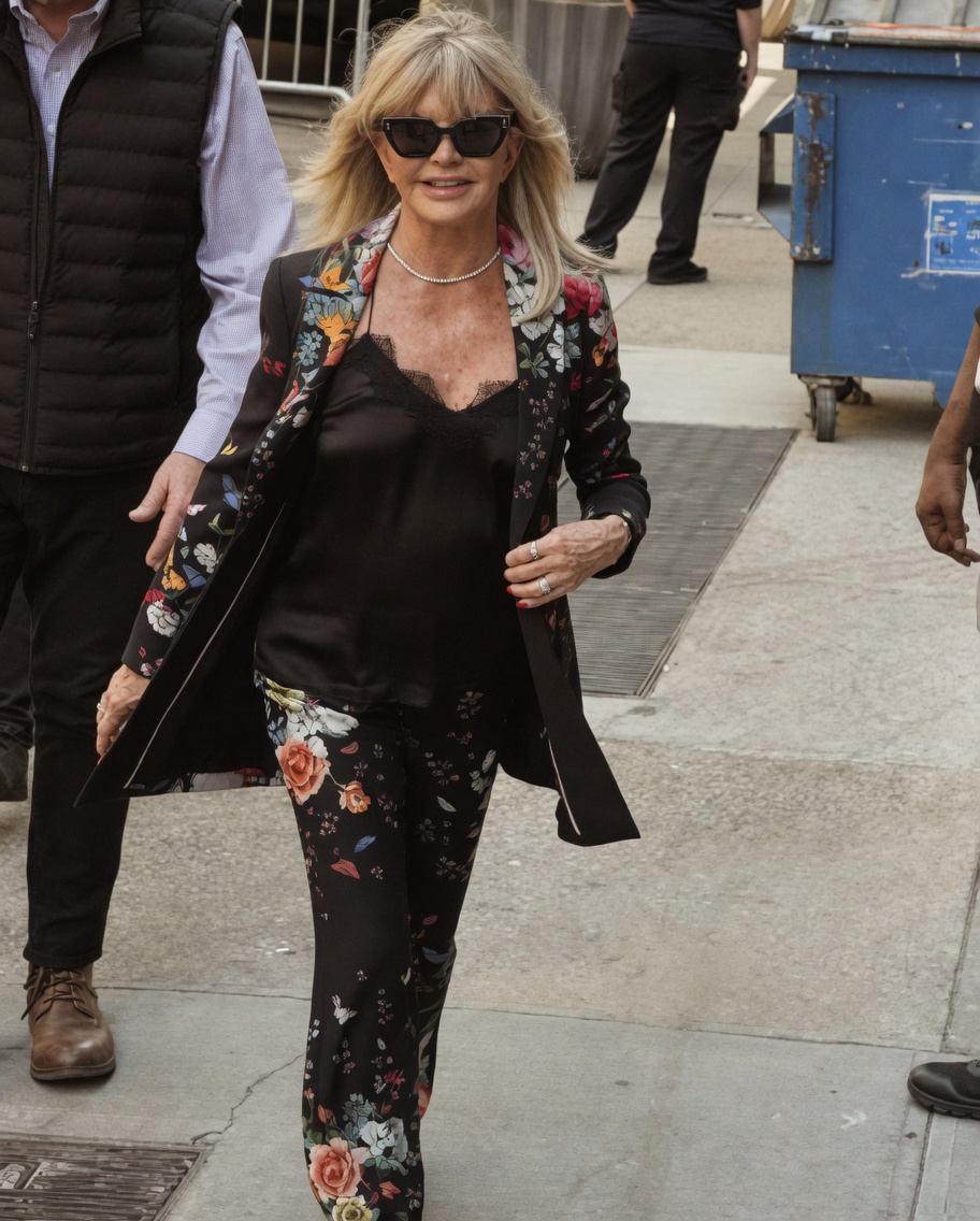 “A Rare 2026 Street Moment From a Hollywood Legend Leaves Fans Speechless”