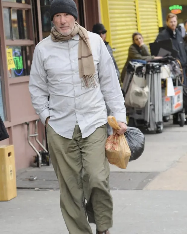 THE PHOTO THAT LEFT NEW YORK STUNNED!  Nobody Realized This “Homeless Man” Was Actually a Hollywood Legend Until It Was Too Late!