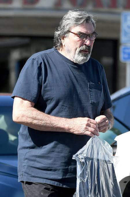 THE HOLLYWOOD LEGEND WHO STILL WALKS LIKE AN ORDINARY MAN… FANS CAN’T HELP BUT NOTICE HIM