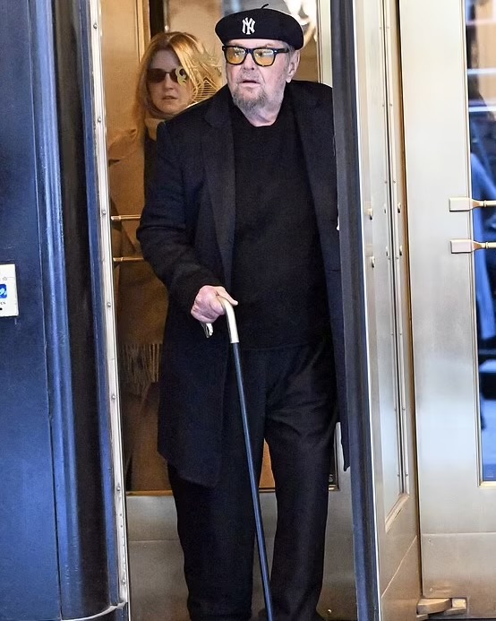Fans Were Surprised to See the Hollywood Legend With a Cane — But One Detail Stole Everyone’s Attention