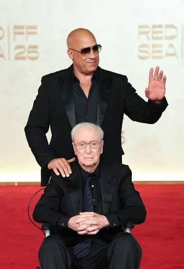 Fans React to the Appearance of a Hollywood Legend