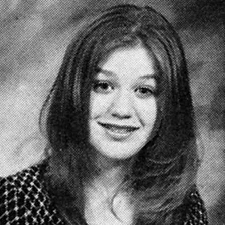 SHE GREW UP THROUGH HEARTBREAK AND STRUGGLES… BUT THIS LITTLE-TOWN GIRL BECAME ONE OF THE BIGGEST VOICES IN THE WORLD