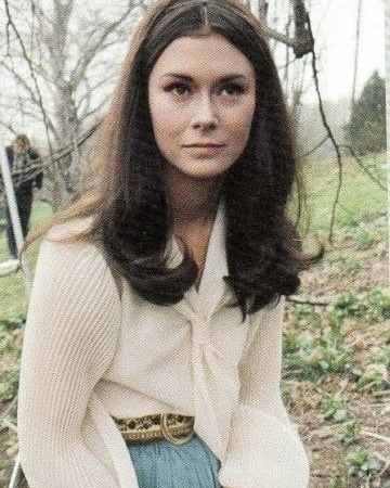 SHE WAS ONE OF TV’S BIGGEST STARS… BUT HER HIDDEN STORY BEHIND THE FAME SURPRISED MILLIONS