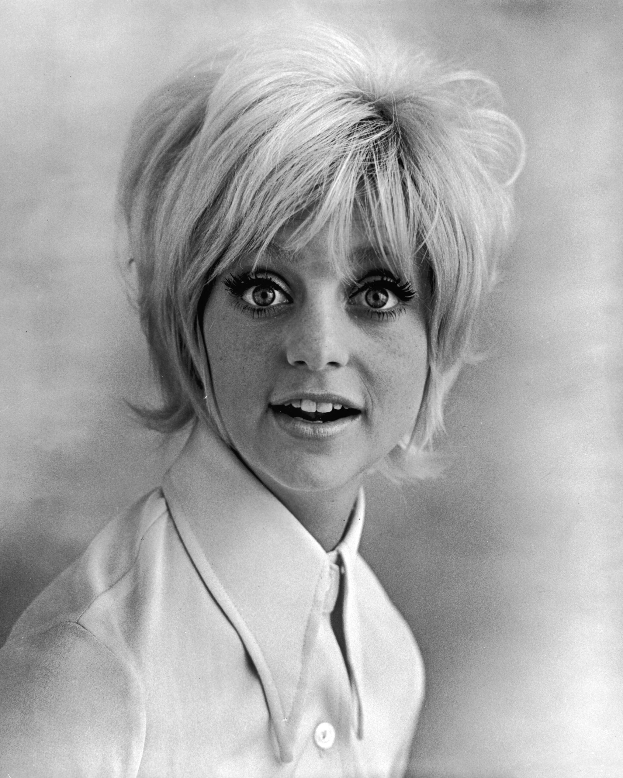 CAN YOU GUESS HER? She Went From A Dance-Loving Little Girl To One Of Hollywood’s Most Beloved Comedy Legends!
