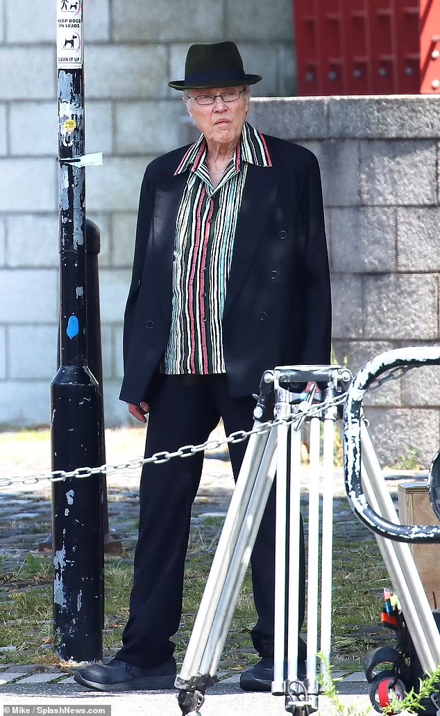 Fans Are Shocked After Seeing This Legendary Actor’s Rare New Look