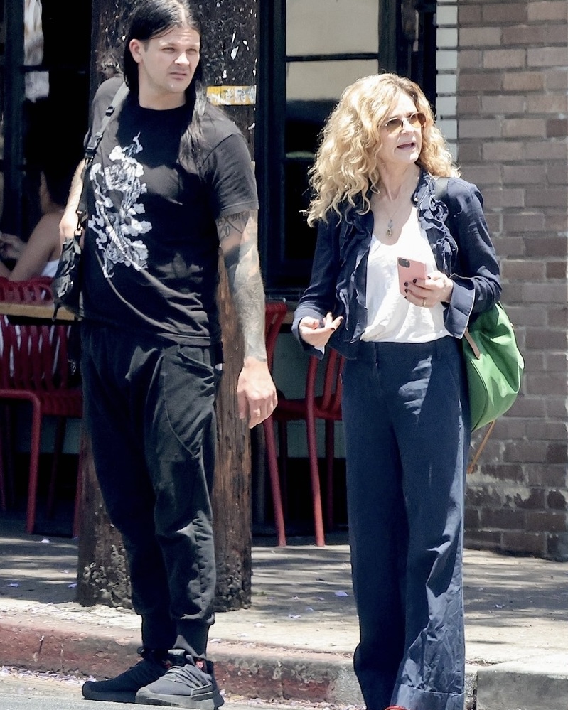 Candidly Spotted! Can You Guess This Hollywood Star? Once TV’s Favorite Detective, She’s Now 60 and Still Turning Heads with Her Son!