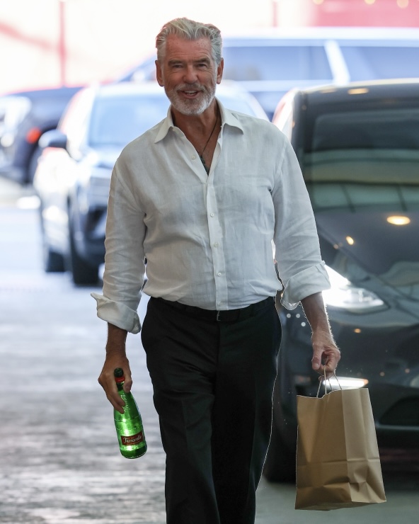 He Was Spotted in Public Again — But One Hidden Detail in the Candid Photos Has Everyone Looking Twice