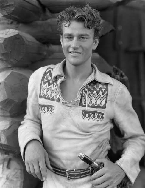 AMERICA LOVED HIM, BUT HIS FINAL CHAPTER WAS HEARTBREAKINGโฆ THE HOLLYWOOD LEGEND WHO LEFT BEHIND A STORY FEW PEOPLE KNOW!